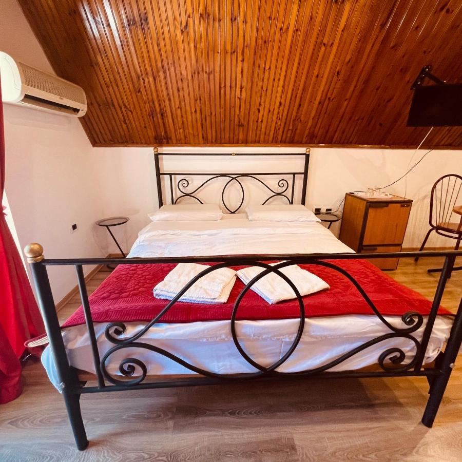 Hotel Drinos Тирана Екстер'єр фото